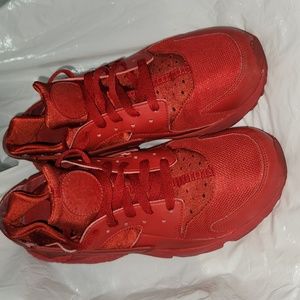 Gently used Nike Air Huarache Size 11